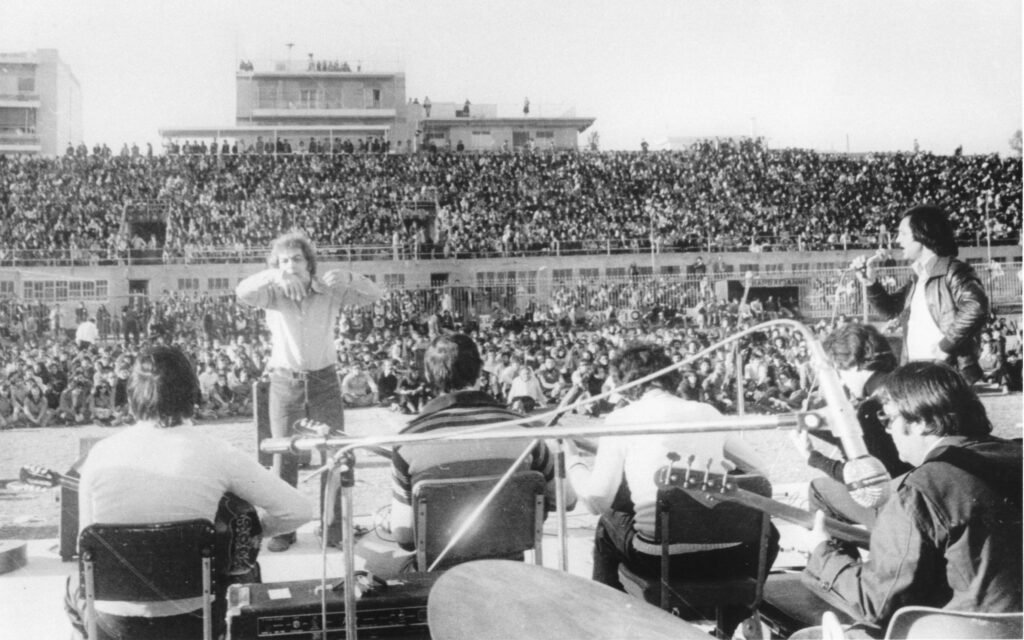 Μάνος Λοΐζος: Όλα τον θυμίζουν, 43 χρόνια μετά τον θάνατo του 209 ΓΝ ΜΑΝΟΣ ΛΟΙΖΟΣ προσωπικό αρχείο ΓΙΩΡΓΟΥ ΝΤΑΛΑΡΑ ΓΗΠΕΔΟ ΠΑΝΙΩΝΙΟΥ 1976 ΣΥΝΑΥΛΙΑ ΜΕ ΤΑ ΤΡΑΓΟΥΔΙΑ ΜΑΣ scaled