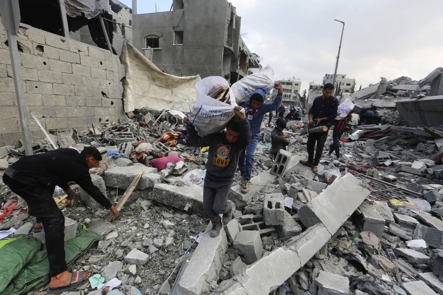 Απάθεια, αυτοπροστασία ή συνηθίσαμε τη βία; 250404 gaza city school