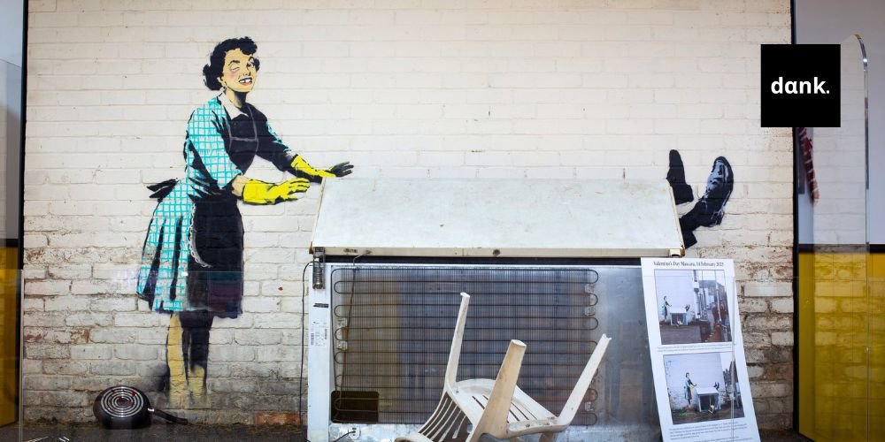 Πώς αμύνονταν οι γυναίκες πριν από 100 χρόνια στις σεξουαλικές επιθέσεις; banksy domestic violence banner (1)