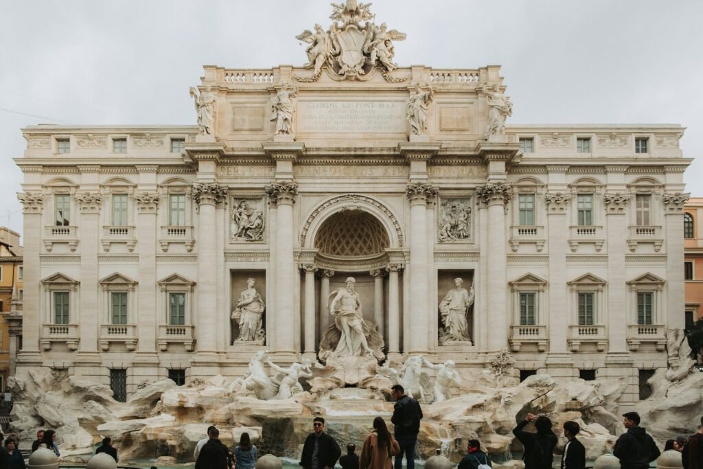 Fontana di Trevi: Πού καταλήγουν τα κέρματα που πετιούνται στο δημοφιλέστερο συντριβάνι του κόσμου; dagnija berzina frslhgt8mm8 unsplash