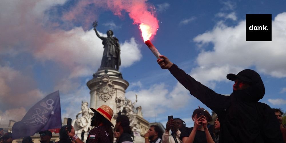 Οργή στους δρόμους της Γαλλίας: Μαζικές απεργίες και διαδηλώσεις κατά του Μακρόν και του νέου πρωθυπουργού france protest banner