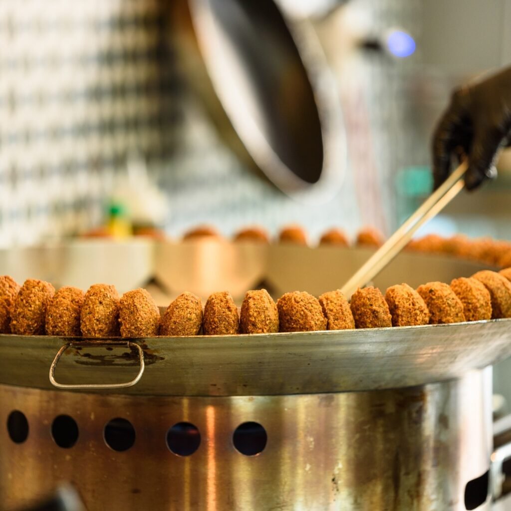 Τα φαλαφελάδικα της Θεσσαλονίκης: Λαχταριστοί ρεβυθοκεφτέδες στις καλύτερες διευθύνσεις της πόλης 499912089 1519503962433722 9008763776356897543 n