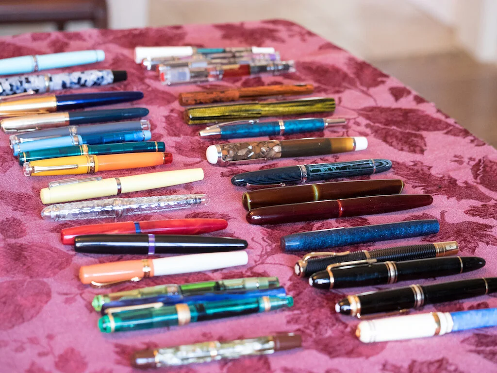 Bloomberg: Γιατί οι νεότερες γενιές συλλέγουν μετά μανίας στιλό; cleaning+pens