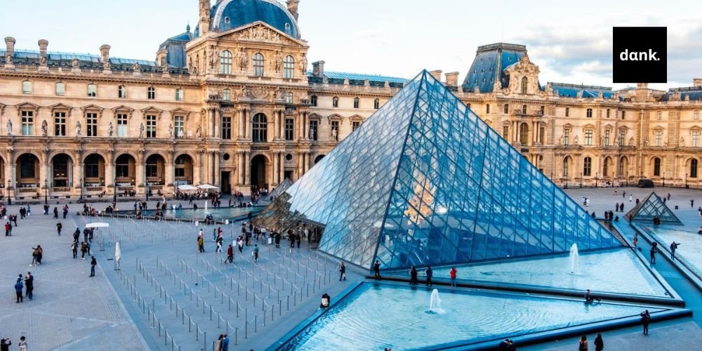 Ληστεία στο Λούβρο: Άνοιξε ξανά τρεις ημέρες μετά - Τα 4 στοιχεία που «άφησαν» οι δράστες louvre banner