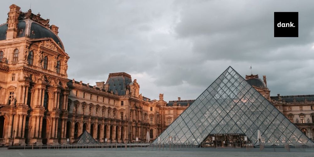 Kλοπή στο Λούβρο – Η Γαλλική κυβέρνηση αναζητά ευθύνες: «Ντροπιαστική εικόνα» για τη χώρα louvre museum banner