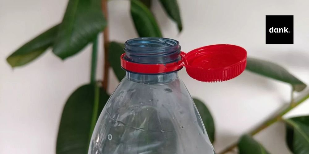 Τα πλαστικά μπουκάλια αλλάζουν ξανά: Νέα καινοτομία μετά το μη αφαιρούμενο καπάκι mpoukalia banner