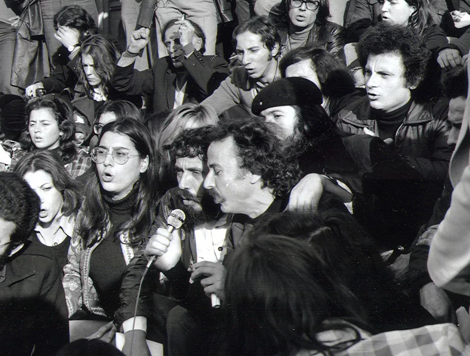 17/11/1974: Η πρώτη επέτειος του Πολυτεχνείου, η "Ρωμιοσύνη" από τον Ρίτσο & οι εκλογές της Μεταπολίτευσης image