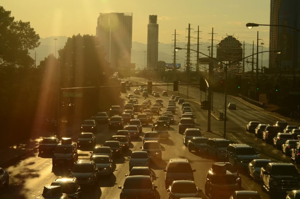 Στροφή της ΕΕ για τα αυτοκίνητα μετά το 2035 - Τι αλλάζει cars road city (1)